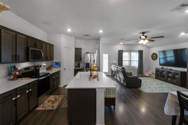 806 Twin Edge Drive, Royse City, TX 75189