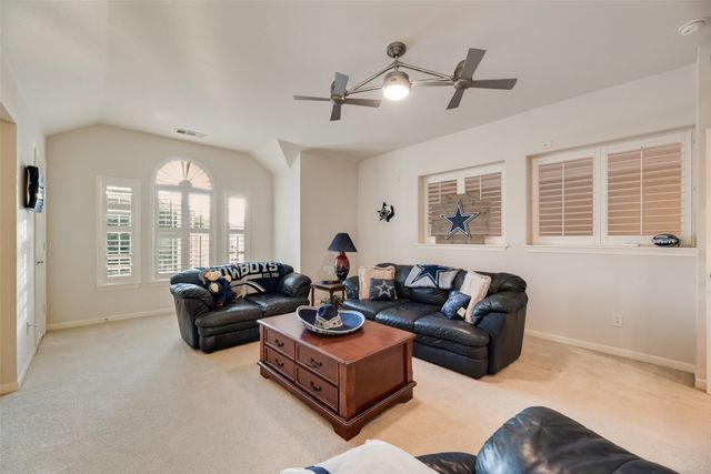 1660 Meadows Avenue, Lantana, TX 76226