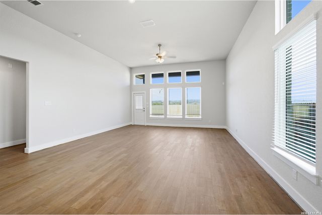 212 Ednie Ln, Mico, TX 78056