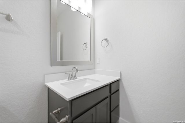 212 Ednie Ln, Mico, TX 78056