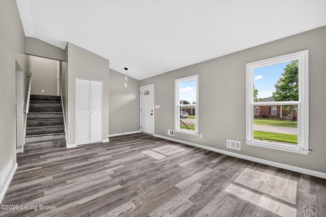 8908 Thelma Ln, Louisville, KY 40220