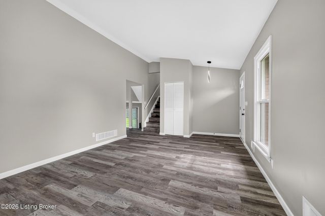 8908 Thelma Ln, Louisville, KY 40220