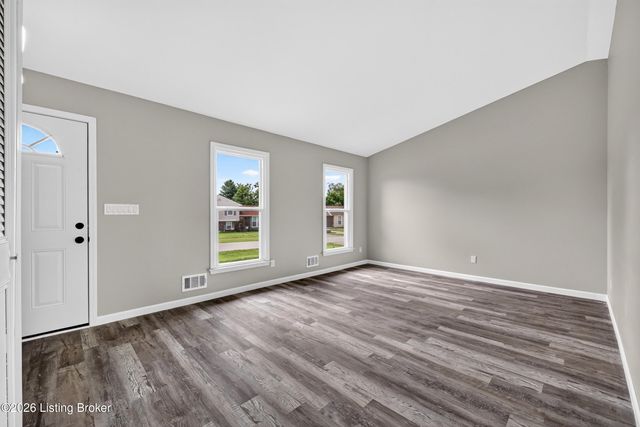 8908 Thelma Ln, Louisville, KY 40220