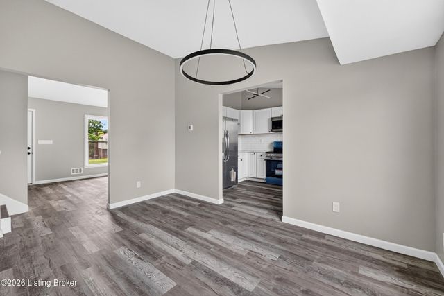 8908 Thelma Ln, Louisville, KY 40220