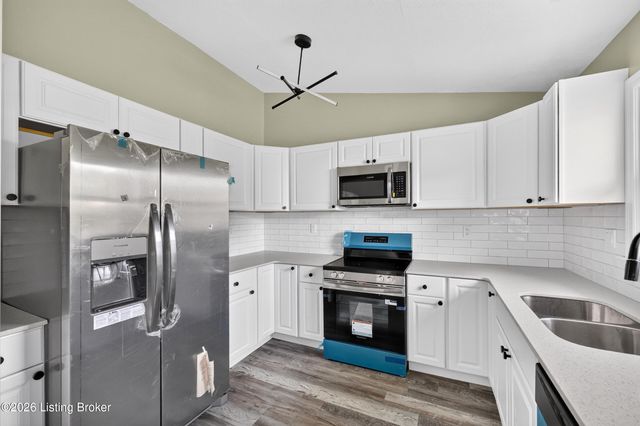 8908 Thelma Ln, Louisville, KY 40220