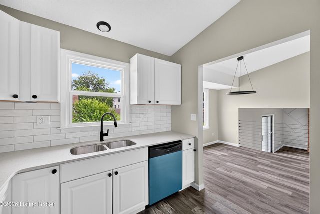 8908 Thelma Ln, Louisville, KY 40220