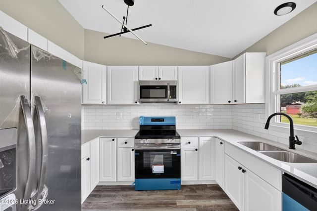 8908 Thelma Ln, Louisville, KY 40220