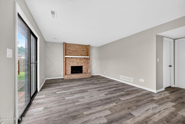 8908 Thelma Ln, Louisville, KY 40220