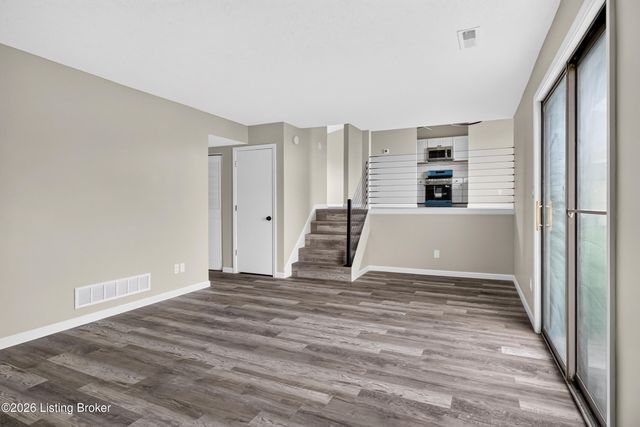 8908 Thelma Ln, Louisville, KY 40220