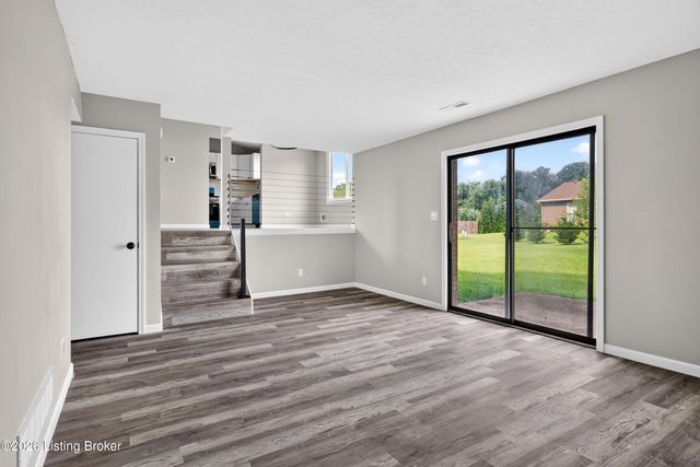 8908 Thelma Ln, Louisville, KY 40220