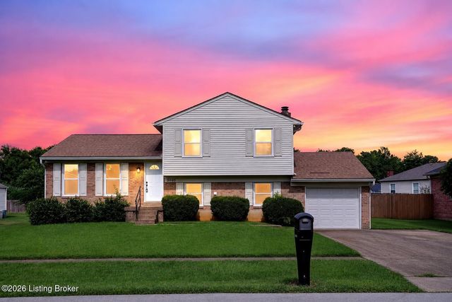 8908 Thelma Ln, Louisville, KY 40220