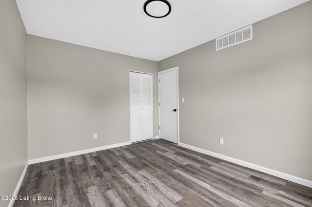 8908 Thelma Ln, Louisville, KY 40220