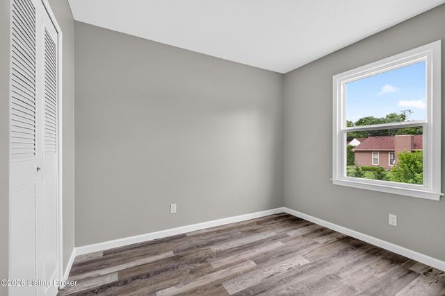 8908 Thelma Ln, Louisville, KY 40220