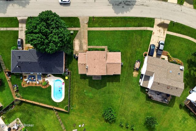 8908 Thelma Ln, Louisville, KY 40220