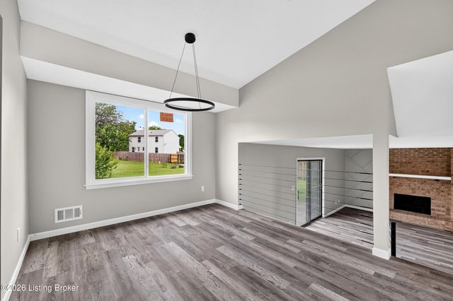 8908 Thelma Ln, Louisville, KY 40220