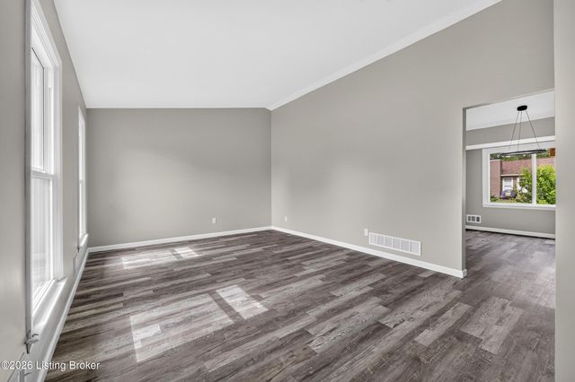8908 Thelma Ln, Louisville, KY 40220