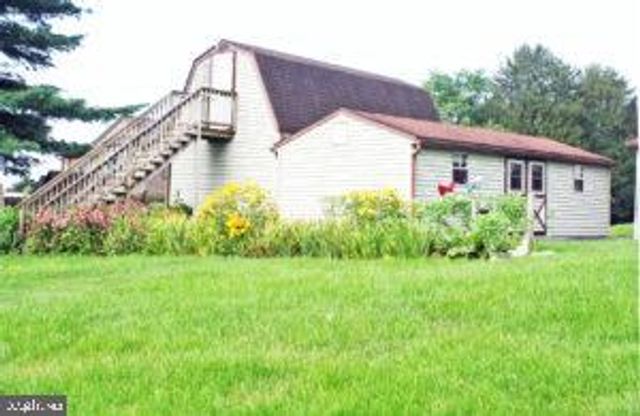 2049 ROBIN DR, Manheim, PA 17545