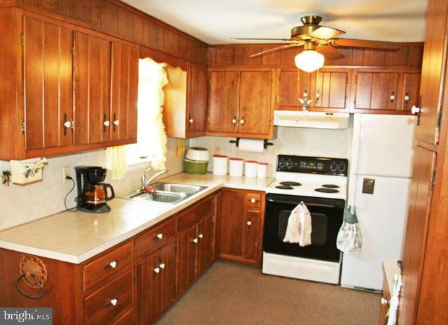 2049 ROBIN DR, Manheim, PA 17545