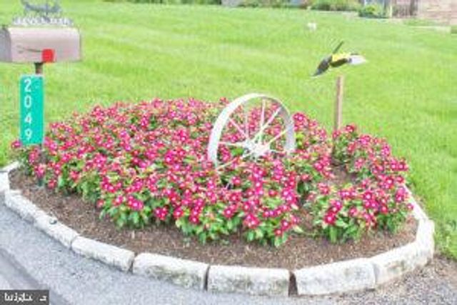 2049 ROBIN DR, Manheim, PA 17545