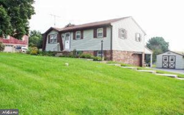 2049 ROBIN DR, Manheim, PA 17545