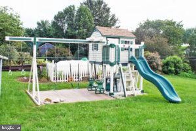 2049 ROBIN DR, Manheim, PA 17545