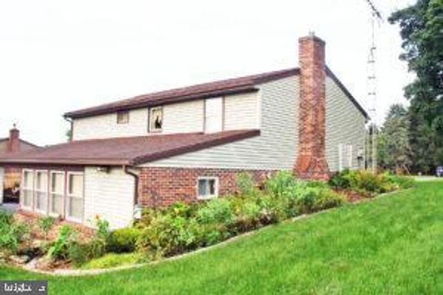 2049 ROBIN DR, Manheim, PA 17545