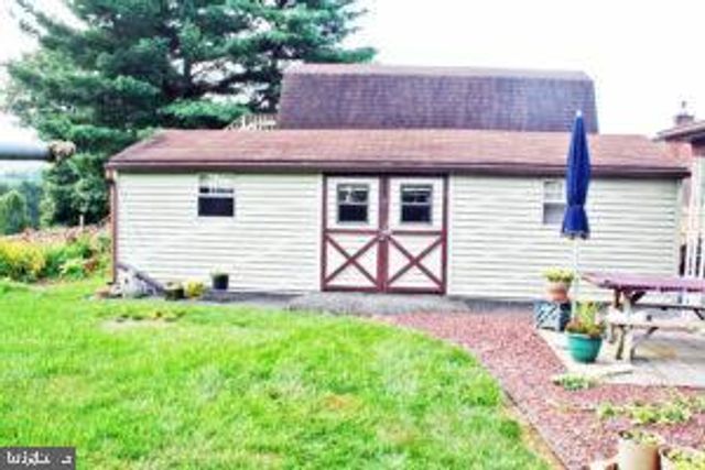 2049 ROBIN DR, Manheim, PA 17545