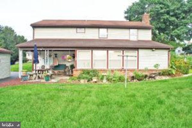 2049 ROBIN DR, Manheim, PA 17545