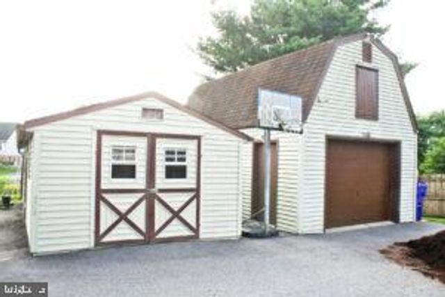 2049 ROBIN DR, Manheim, PA 17545