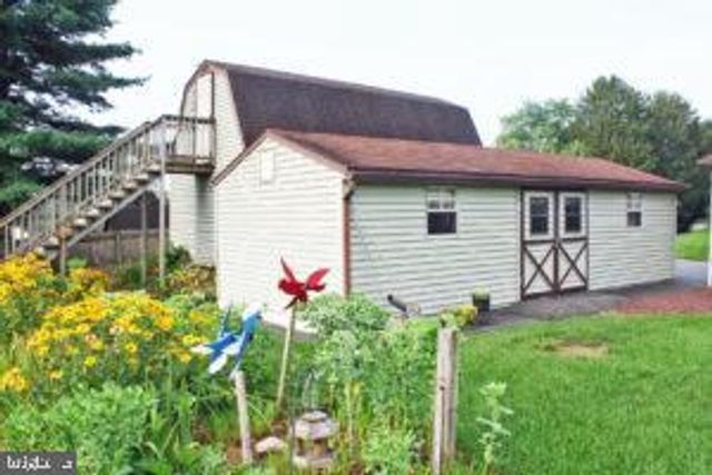 2049 ROBIN DR, Manheim, PA 17545