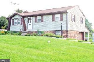 2049 ROBIN DR, Manheim, PA 17545