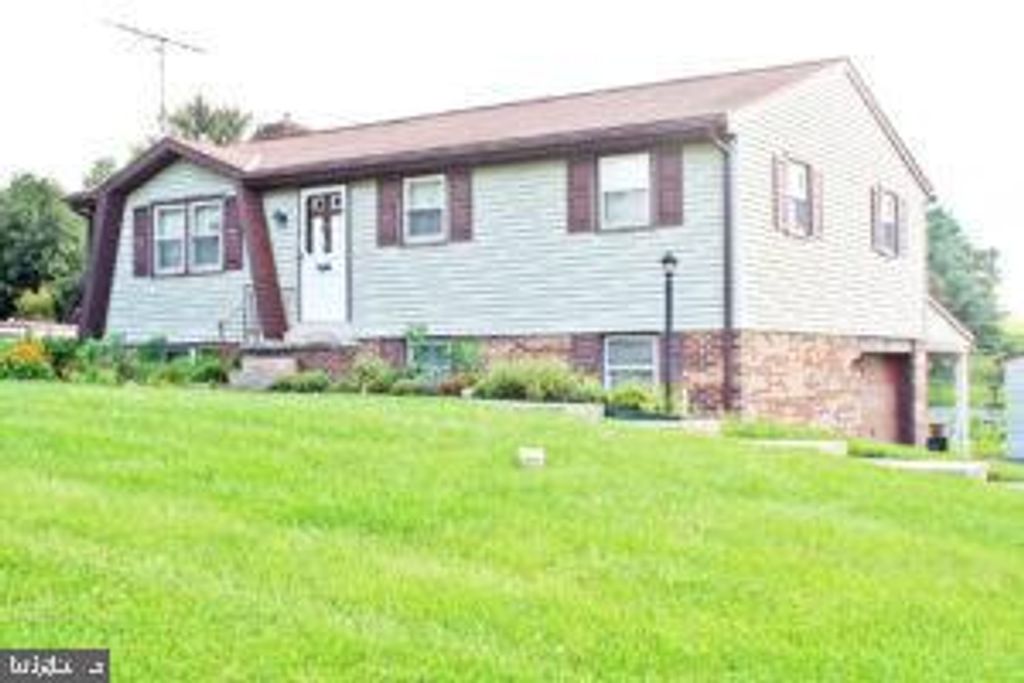 2049 ROBIN DR, Manheim, PA 17545