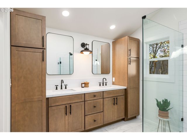 9942 Sw 52ND Ave, Portland, OR 97219