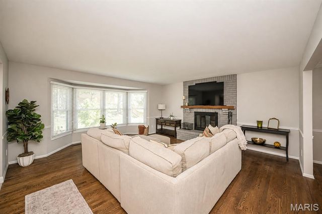 15706 Heathercroft Drive, Chesterfield, MO 63017
