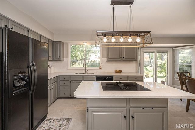 15706 Heathercroft Drive, Chesterfield, MO 63017