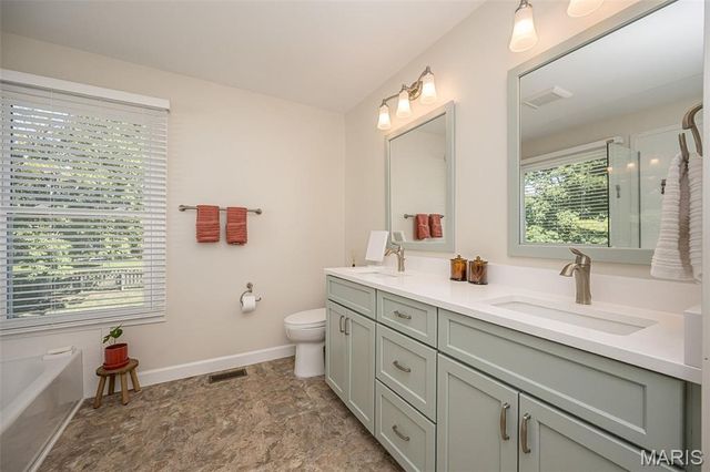 15706 Heathercroft Drive, Chesterfield, MO 63017