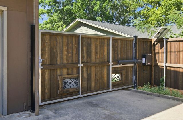 2811 Crowley Court, Arlington, TX 76012