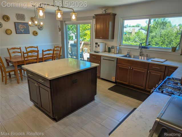 5415 White Hall Circle Circle, West Bloomfield Charter Township, MI 48323