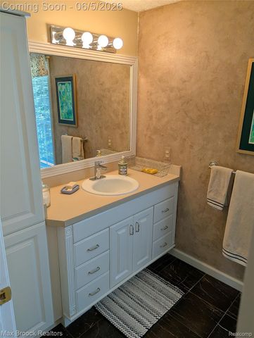 5415 White Hall Circle Circle, West Bloomfield Charter Township, MI 48323