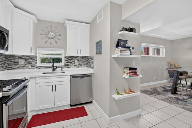 9923 S Hollybrook Lake Drive 305, Pembroke Pines, FL 33025