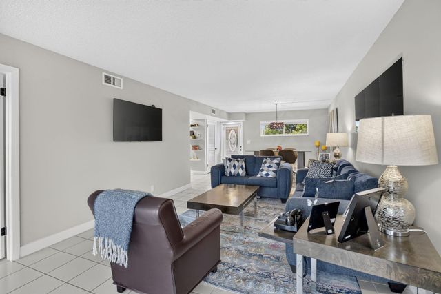 9923 S Hollybrook Lake Drive 305, Pembroke Pines, FL 33025