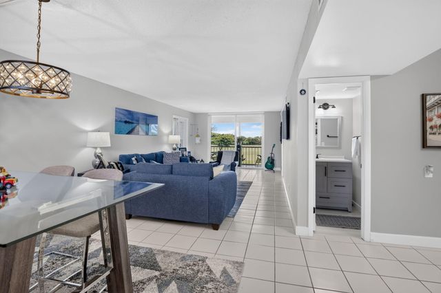 9923 S Hollybrook Lake Drive 305, Pembroke Pines, FL 33025
