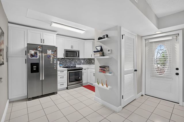 9923 S Hollybrook Lake Drive 305, Pembroke Pines, FL 33025