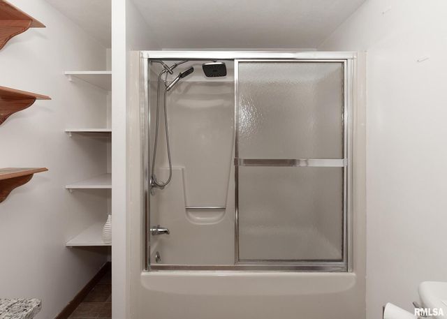 2802 Archer Dr Drive, East Moline, IL 61244