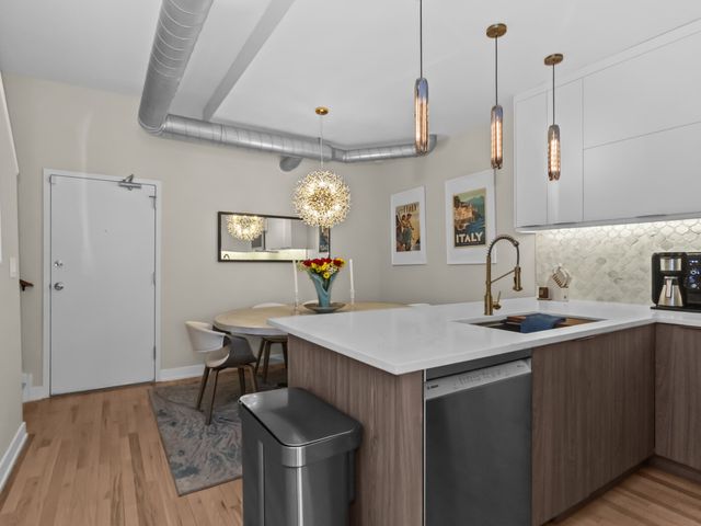 1645 W School Street 409, Chicago, IL 60657