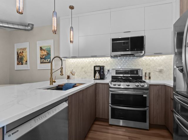 1645 W School Street 409, Chicago, IL 60657