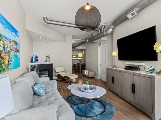 1645 W School Street 409, Chicago, IL 60657