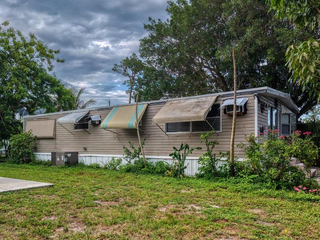 32 Lisa Lane, Greenacres, FL 33463