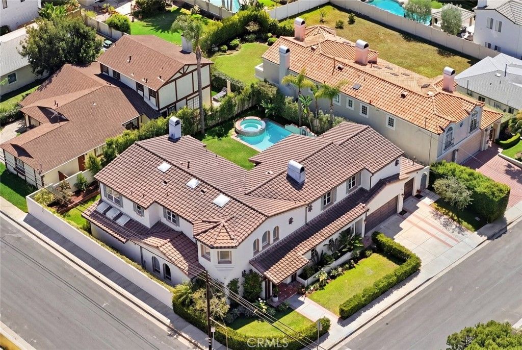 Image 2 of property listing at 1756 10th, Manhattan Beach, CA 90266