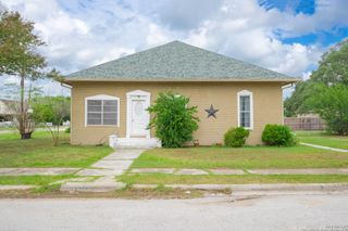 301 Jefferson Dr, Devine, TX 78016